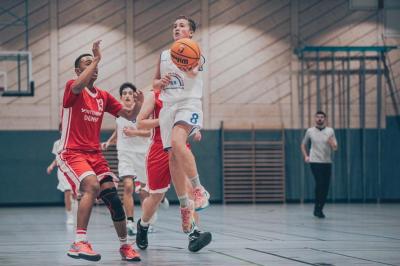 Donauwörth spielt in weiß. Am Ball: Korbinian Höpfner