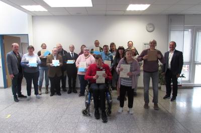 Das Bild zeigt einen Teil der geehrten Mitarbeitenden am Standort Nördlingen zusammen mit Thomas Bissinger, Leiter des Fachbereichs Arbeit (erster links) und Günter Schwendner und Vorstandsvorsitzenden der Lebenshilfe (erster rechts).