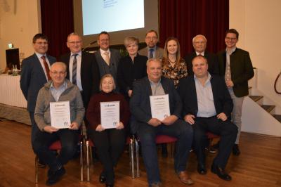 Das Bild zeigt (vordere Reihe) Armin Wörle (Fa. Eisenfischer), Hildegard Kern, Martin Weiß und Daniel Weißenburger (Energie Schwaben) (hintere Reihe) Franz Grimmeiß, Blasius Wizinger, Johannes Hauke, Swetlana Kloster, Hermann Häfele, Claudia Frank, Erich Lokietsch, David Wittner (OB Nördlingen).