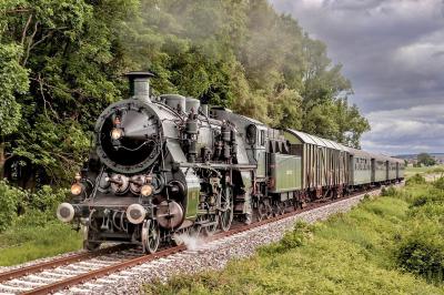 Auf dem Bild ist eine Eisenbahn zu sehen