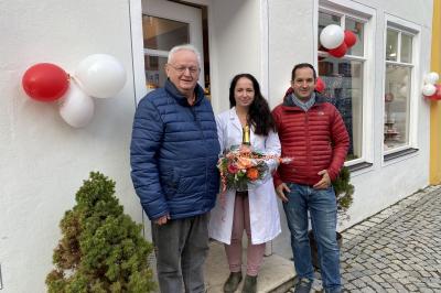 Das Bild zeigt die Geschäftsübernahme der Marien-Apotheke.