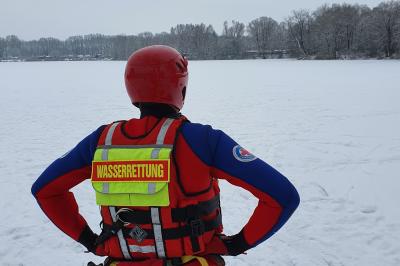 Auf dem Bild ist die Kreiswasserwacht Nordschwaben zu sehen.