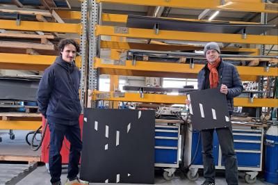 Felix Weinold (rechts) und Martin Spengler von LAB BINÆR (links) stellen den Prototyp des Kunstwerks „Locomotion“ vor.
