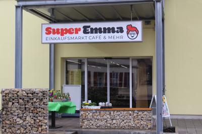 Zu sehen ist das Ladenschild über der Tür mit dem Namen Super Emma.