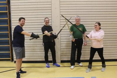 Hier sieht man Michael Schüle mit einem Lehrer und zwei Schülern.