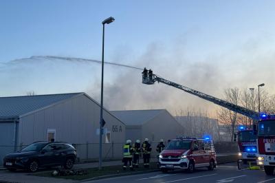 Feuerwehr im Einsatz beim Brand in der Asylunterkunft in Nördlingen 