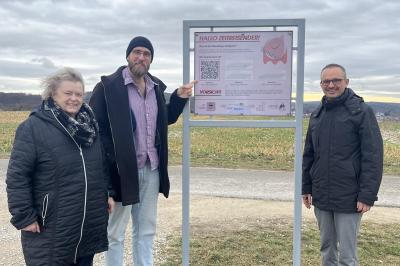 Das Bild zeigt das neue Schild der Zeitpyramide Wemding.