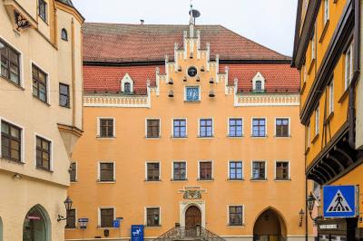Das Bild zeigt das Rathaus Donauwörth.