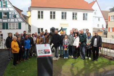 Hier sieht man Dr. Michael Bast (rechts neben der Statue) und die Teilnehmer der ersten Gerd-Müller-Führung in Nördlingen.