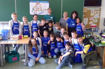 Kinder mit blauen Schürzen