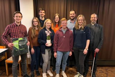 Von links: Simon Strohofer, Christin Baierl, Matthias Schmidt, Johanna Fischer, Ann-Kathrin Baierl, Timo Reil, Bernhard Höß, Christina Feil, Präses Rainer Herteis