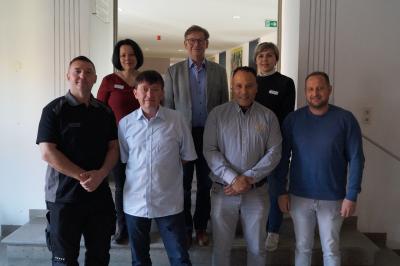 Landrat Stefan Rößle und sechs der Quartiermanager des Landkreises Donau-Ries, v.l.n.r.: Balint Doroszmai, Tatiana Fiedler, Oleh Serhunov, Landrat Stefan Rößle, Mohammed Benzouina, Elvira Böld, Bahaa Karas.