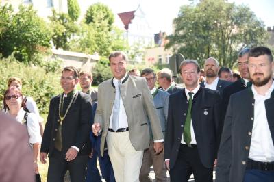 Das Foto zeigt Donauwörths Oberbürgermeister Jürgen Sorré, Ministerpräsidenten Dr. Markus Söder und den Landtagsabgeordneten Wolfgang Fackler bei der Sebastianifeier 2022.
