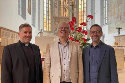 Stadtpfarrer Benjamin Beck (links) und Kirchenpfleger Peter Bühlmeier (rechts) dankten ihm für sein großartiges und vorbildliches Engagement. 