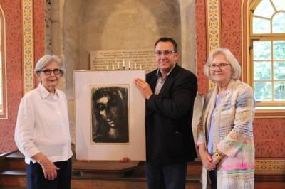 Branko Schäpers und Doris Ritter (beide Caritas) übergeben das Gemälde an Sigi Atzmon vom Freundeskreis der Synagoge Hainsfarth. 