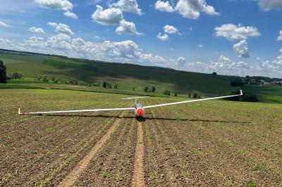 Wenn die Thermik fehlt, müssen (und dürfen) Segelflugzeuge auch auf Feldern landen. Sie werden dann per Anhänger abgeholt.