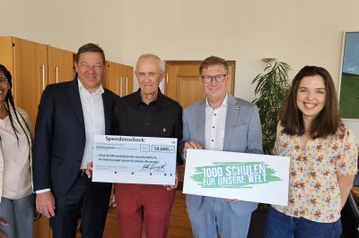 Auf dem Bild zu sehen: Spendenübergabe im Landratsamt Donau-Ries; von links: Ines Schmidtlein und Dr. Marcus Lingel (Deutsch-Mosambikanische Gesellschaft), Kurt Raunjak, Landrat Stefan Rößle und Ramona Ruf (Koordinatorin Entwicklungszusammenarbeit).