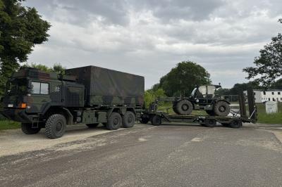 Hier sieht man schweres Gerät der Bundeswehr im Hochwassergebiet.