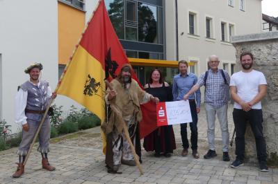 Herr Christian Zuber vom Förderverein des Kinderheims und Herr Johannes Eisner, Leiter des Kinderheims Oettingen, nahmen den unerwarteten Geldsegen von der Delegation aus Neresheim entgegen.