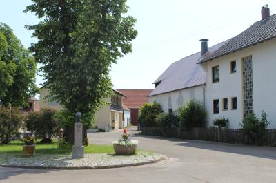 Am Werner-Egk-Platz in Auchsesheim wird auch mit einer Büste an den Komponisten erinnert. 