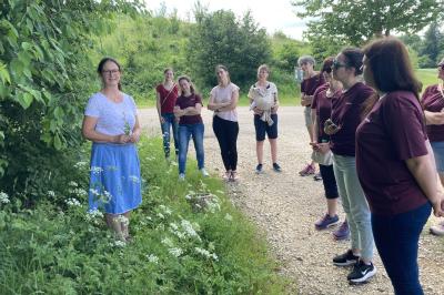 Das Bild zeigt die Teilnehmerinnen der Kräuterwanderung.
