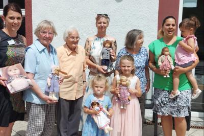 v.l.n.r: Fr. Sabrina Ferber (Einrichtungsleitung), Fr. Annelore Friedewold, Fr. Thekla Reinhold, Fr. Gerber-Hügele, Katharina, Florentina, Fr. Christel Barth mit Ihrer Enkelin Sonja Schauer und Urenkelin Sophie. 