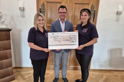 Das Bild zeigt Manuela Schweihofer (links) und Marina Stefan (rechts) vom Frauenbund Riedlingen gemeinsam mit Oberbürgermeister Jürgen Sorré.