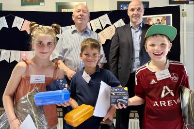 Mathe-Sieger im Landkreis! Celine Mayer, Emil Liebhard und Frido Meyer (vlnr) von der Grundschule Marktoffingen vertreten den Landkreis in Augsburg. Schulamtsdirektor Michael Stocker und VR-Bankvorstand Bernd Frisch gratulieren 