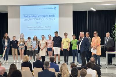 Den Teilnehmerinnen und Teilnehmer am THG-Begabungskurs "Performative Streifzüge durch den UNESCO Global Geopark Ries" wurden beim Begabungstag die Zertifikate vom Ministerialbeauftragten Dr. Henzler verliehen.