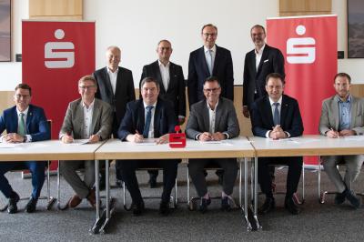 1. Reihe von links nach rechts: Oberbürgermeister David Wittner, Landrat Stefan Rößle, Landrat Markus Müller, Oberbürgermeister Jürgen Sorré, Oberbürgermeister Frank Kunz, Bürgermeister Thomas Heydecker 2. Reihe von links nach rechts: Sparkassenvorstände Wolfgang Winter, Martin Jenewein, Johann Natzer, Michael Scholz