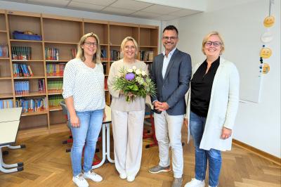 Das Bild zeigt: Anika Höß (Leiterin des Fachbereiches KiTa, Schulen und Sport), Cornelia Luxenhofer (Rektorin der Mangold-Grundschule), Oberbürgermeister Jürgen Sorré, Bärbel Stahl (Schul- und Familienreferentin des Donauwörther Stadtrates)