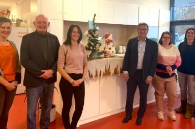 Das Bild zeigt: Kristina Wnuk (Mehrgenerationenhaus), Michaela Kaag (Mehrgenerationenhaus), Landrat Stefan Rößle, Milena Ernst (Re-Box) und Christine Brönner (Gründerin Re-Box).