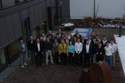 Abschlussklasse mit Lehrerinnen und Lehrern und Schülerinnen und Schülern