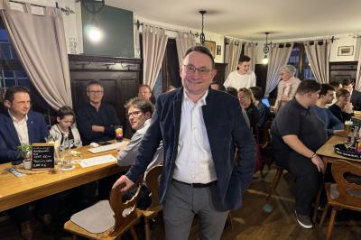 Ulrich Lange bei der Verkündung der ersten Hochrechnungen.