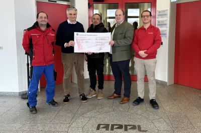 Das Bild zeigt die Spendenübergabe der Firmengruppe APPL