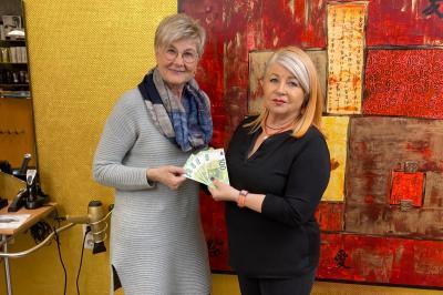 Die Inhaberin des Friseurstudios Prostyle Gertrud Probst in Wemding (rechts im Bild)