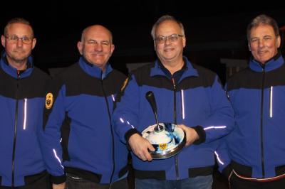 V.l.n.r.: Stefan Karg; Achim Schreiber; Spartenleiter Gerald Zajitschek mit Eisstock und Leonhard Kempter. Es fehlt Peter Stampfer.