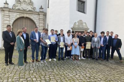 Die Freude ist groß bei den jungen Gesellinnen und Gesellen des Elektrohandwerks aus dem Kreis der Innung für Elektro- und Informationstechnik Donau-Ries / Berufsschule Nördlingen.