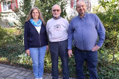 Susanne Vogl (links) von der Caritas und Martin Schröppel (rechts) von der Diakonie haben die Spende von Dr. Dietmar-H. Voges mit einem großen Dankeschön entgegengenommen.