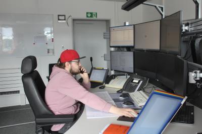 Dennis Kothe und seine Fahrdienstleiterkollegen haben im neuen elektronischen Stellwerk Nördlingen auf insgesamt sieben Monitoren alles im Blick.