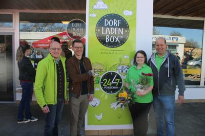 Für Diana und Andreas (r.) Lemmermeyer ist es bereits die vierte Dorfladenbox, die sie eröffnen.