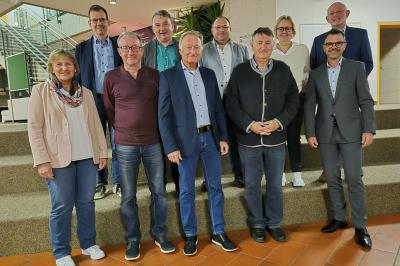 Die Vorstandschaft des Fördervereines der Ludwig-Auer-Mittelschule wurde neu gewählt: v. links vorne Beisitzer Rektorin Heike Ritzka, Kassier Helmut Meyer, 1. Vorsitzender Werner Freißler, Stellvertreter Josef Reichensberger sowie OB Jürgen Sorre, 2. Reihe v. li. Beisitzer Elternbeirat Stefan Görlich, Beisitzer Albert Riedelsheimer, Kassenrevisor Simon Srownal, Beisitzer Bärbel Stahl und Beisitzer Jörg Fischer. Verhindert waren Schriftführerin Christine Hörmann und Kassenrevisor Dr. Ralf Loitzsch.