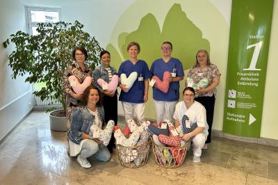 Rund 100 Herzkissen wurden an das Brustzentrum übergeben. Das Bild zeigt (hintere Reihe von links) Carmen Dums, Manuela Hanke (beide Vorstandsteam Frauenbund Fünfstetten), Oberärztin Dr. Katrin Baumeister, Oberärztin Gabriela Karle, Psychoonkologin Ana-Nastasia Vintila (vordere Reihe von links) Conny Dollinger (Vorstandsteam Frauenbund Fünfstetten) und Stationsleitung Alexandra Merk-Würmseher. 