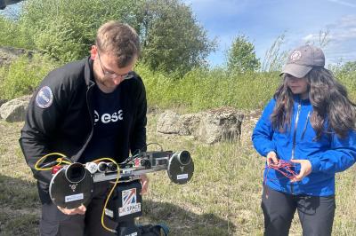 Mittem im Steinbruch bei Amerdingen bauen kanadische Wissenschaftler eine Kamera auf, die in drei Jahren zum Mars reisen soll 