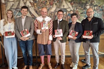 (v.l.) Hauptverwaltungsleiterin Helena Ott, Stadtarchivar Dr. Johannes Moosdiele-Hitzler, Stadtkapellmeister Oliver Körner, Oberbürgermeister David Wittner, Birgit Kapeller (Hauptverwaltung) sowie Thomas Volk (Druckerei Steinmeier) präsentieren die Festschrift zum 100-jährigen Jubiläum der Knabenkapelle Nördlingen.