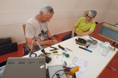 Im Reparatur Café Donauwörth werden Geräte aller Art vor dem Müll bewahrt.