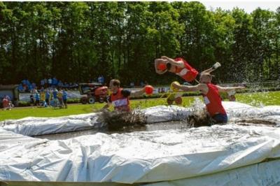 Bei "Spiel ohne Grenzen" ist neben viel Spaß auch voller Körpereinsatz gefragt.