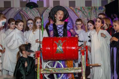 Die Krachmaschine faszinierte nicht nur die Gespenster – der Kinderchor der Musikschule beim Grusical