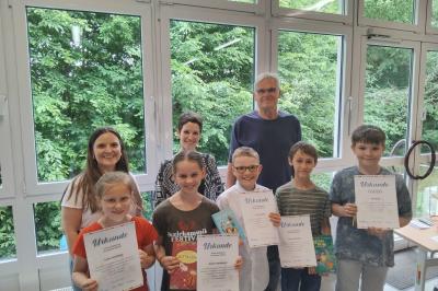 Stolze Gesichter beim Vorlesewettbewerb: Aaron-Noel Reis, Antonia Reichherzer, Louise Reimlinger und Max Holik freuen sich über den 2. Platz, Frido Meyer landete auf dem 1. Plazt. Die Jury (v.l. Mara Kutzner, Kathrin Häffner und Ralf Lehmann) überreichte die Urkunden. 