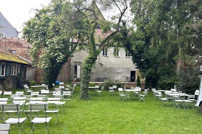 Biergartenidylle in der Promenade.